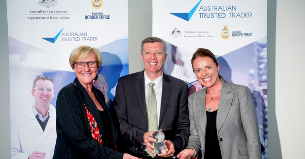 Tracey Mcpherson and Julia Armstrong from Kuehne+Nagel receiving ATT award